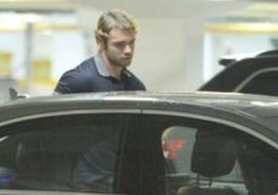 Filho de Eike, Thor Batista é visto no Leblon com carrão e quatro seguranças