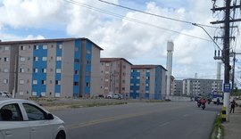 Protesto contra contas de água fecha avenida e trava trânsito na parte alta de Maceió