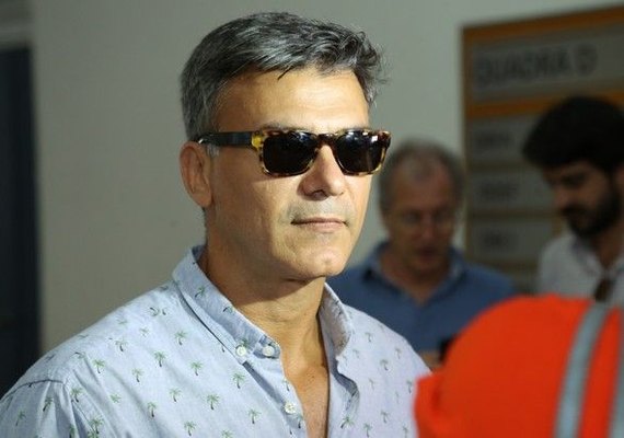 Leonardo Vieira vai à delegacia no Rio após sofrer homofobia na internet