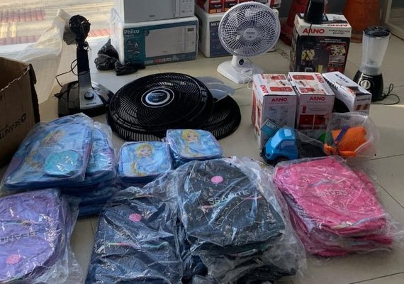 Polícia recupera produtos saqueados após tombamento de caminhão
