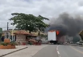 Carreta pega fogo e mobiliza PRF na BR-316 em Maribondo