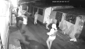 Criminosos encapuzados e usando colete à prova de balas entram em residência e matam homem