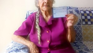 Arapiraca: aos 92 anos, mãe de jornalista é vacinada contra Covid-19