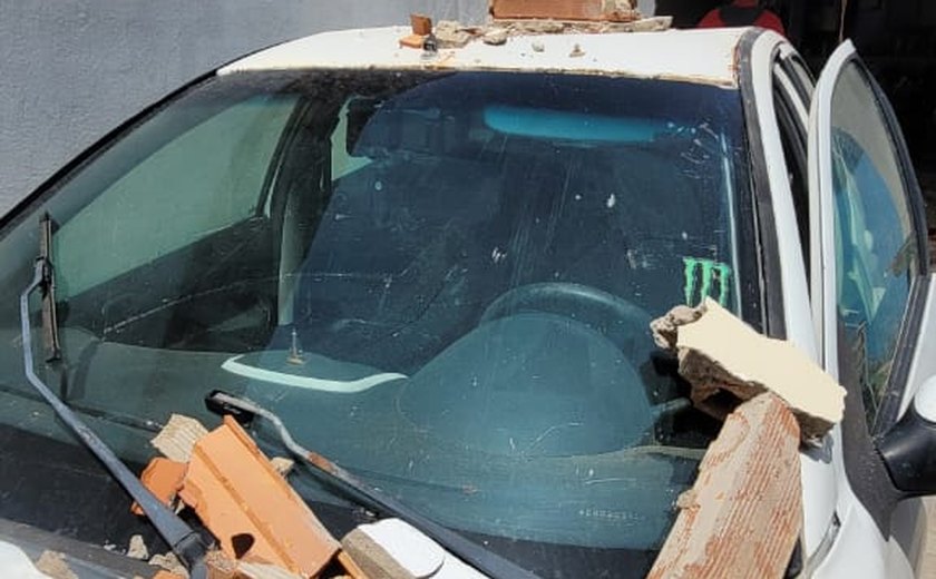 Veículo colide com residência em Marechal Deodoro; jovem é socorrido pelo CBMAL