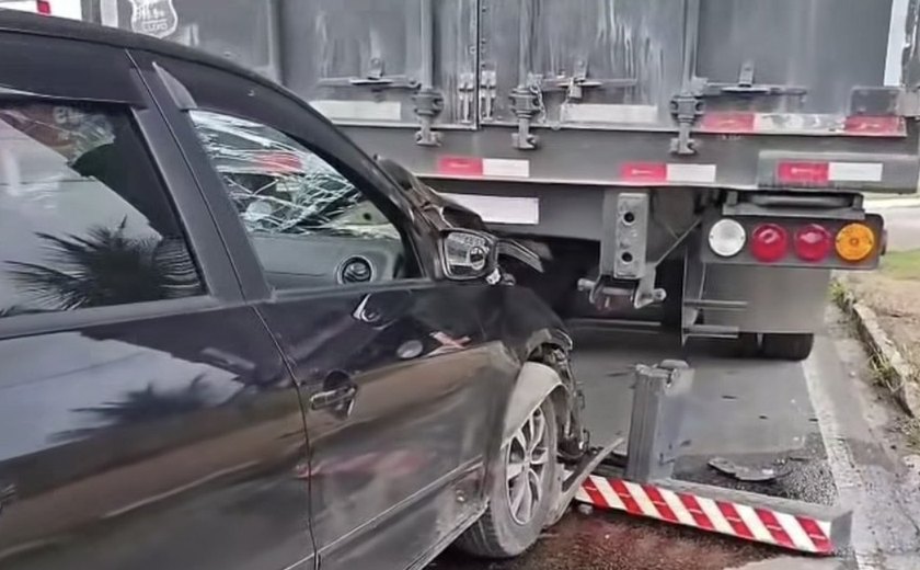 Carro bate na traseira de carreta e deixa trânsito lento na AL-220, em Arapiraca