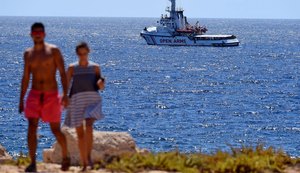 Barco de refugiados põe governo italiano à deriva