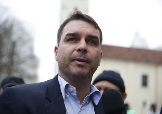 Flávio Bolsonaro diz que ex-assessor vai se explicar ao MPF