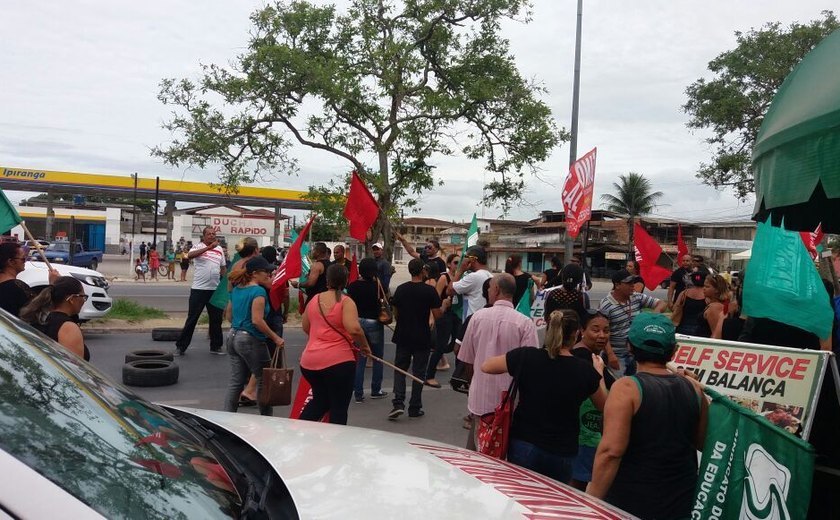 Professores de Rio Largo fazem protesto por salários cortados