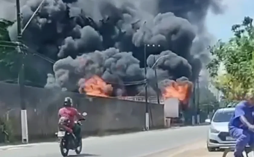 Incêndio atinge baú de caminhão no Salvador Lyra e mobiliza Corpo de Bombeiros