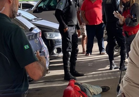 Mototaxista é assassinado a tiros dentro de estacionamento de supermercado