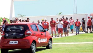 CRB celebra primeiro ano do CT e torcida ganha carro de presente