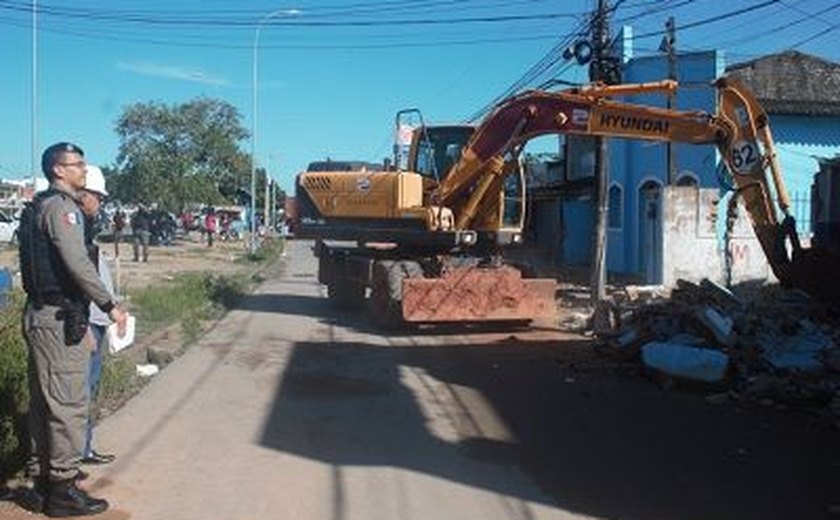 PM acompanha reintegração de posse para obras de viaduto na parte alta de Maceió