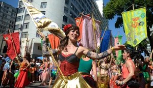 Foliões ocupam ruas do Rio de Janeiro em quase 50 blocos neste domingo