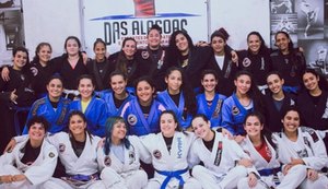 Agosto Lilás: projeto que nasceu após desastre da Braskem usa jiu-jitsu para ensinar autodefesa a mulheres em Alagoas