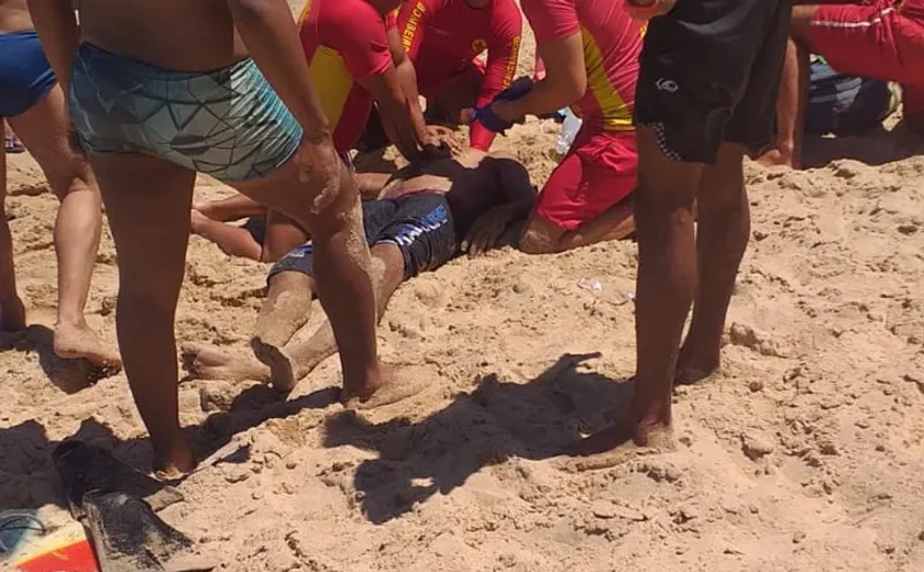 Homem é resgatado após afogamento na Praia do Francês