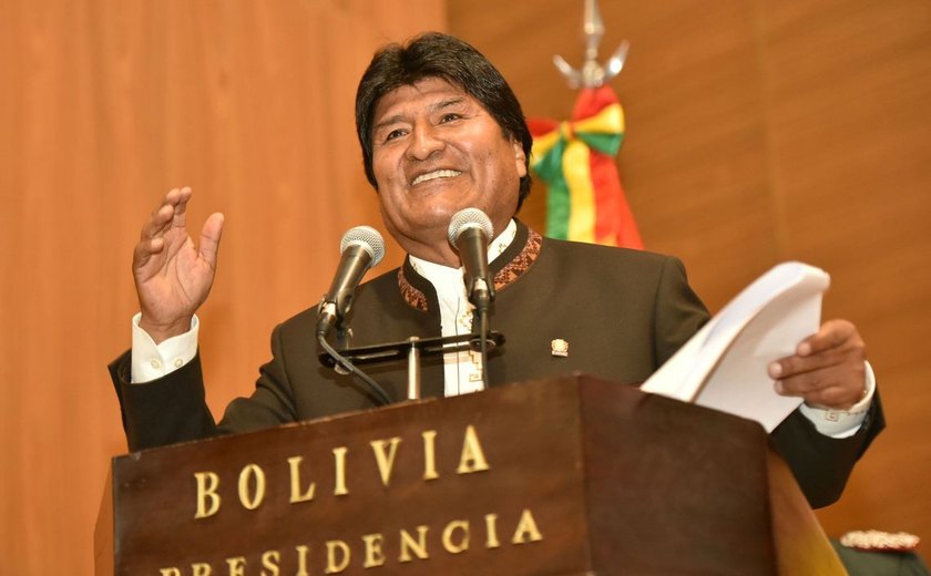 Evo Morales é reeleito na Bolívia no primeiro turno, indica apuração oficial