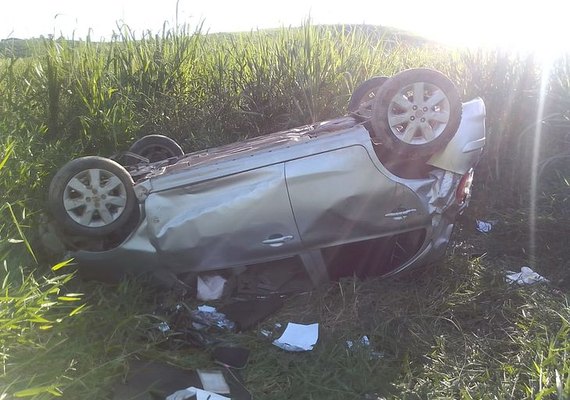 BPRv: carro roubado capota e suspeitos fogem na AL-430