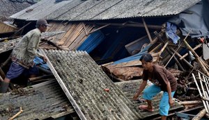 Sobe para 373 número de mortos após tsunami na Indonésia