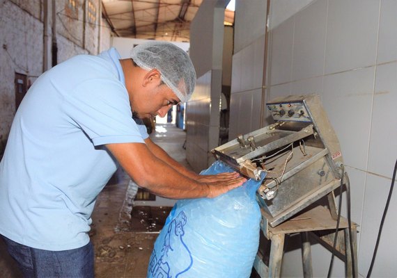 Vigilância Sanitária recomenda cuidados com gelo utilizado em bebidas