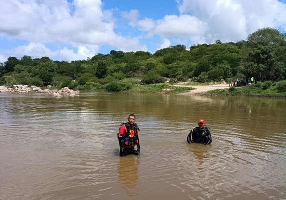 Corpo de segundo jovem que se afogou é localizado no Rio Ipanema, em Santana do Ipanema