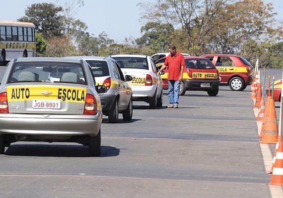 Instrutores recebem treinamento para retorno de aulas práticas de direção