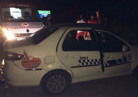 Táxi capota em Marechal Deodoro e passageira é jogada para fora do veículo