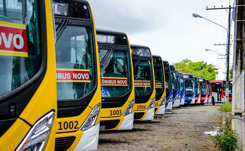 Prefeitura de Maceió entrega 20 novos ônibus à população