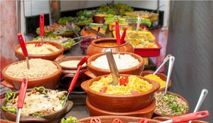 Empresários do setor de restaurantes adotam sistema de pegue e leve para amenizar a crise