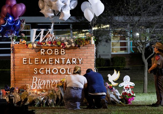 Centenas fazem vigília no Texas após mortes de crianças e professores