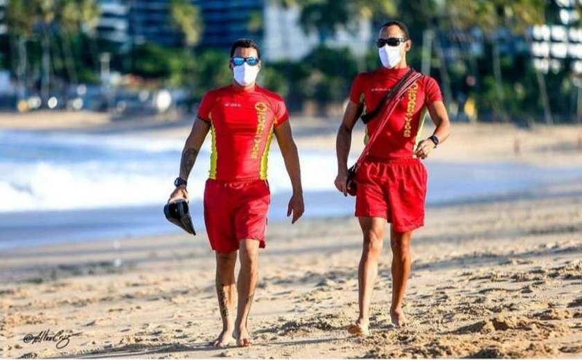 Bombeiros garantem a segurança de banhistas na retomada do turismo em Alagoas