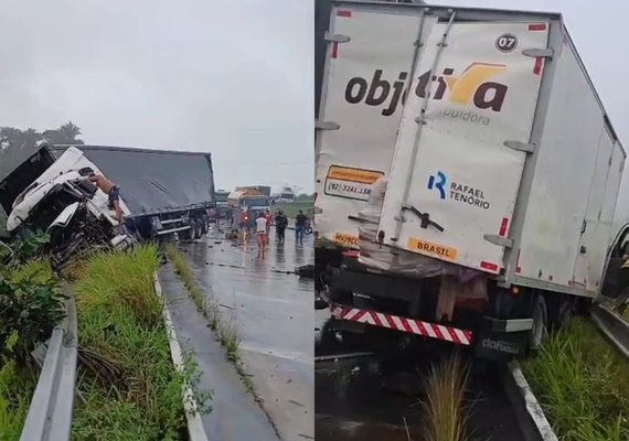 Caminhão quase despenca de ribanceira após colisão com outro veículo de carga