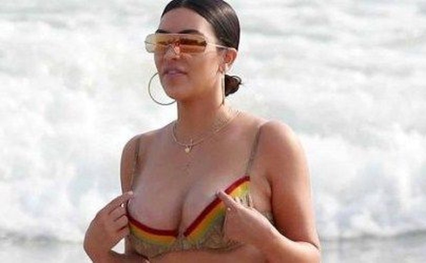 Fim do mito! Kim Kardashian exibe corpo com celulite e 'real' em praia do México