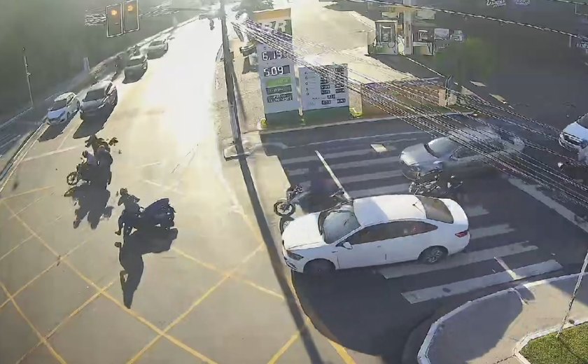 Acidente entre quatro motocicletas deixa um ferido e trânsito parado na Leste-Oeste