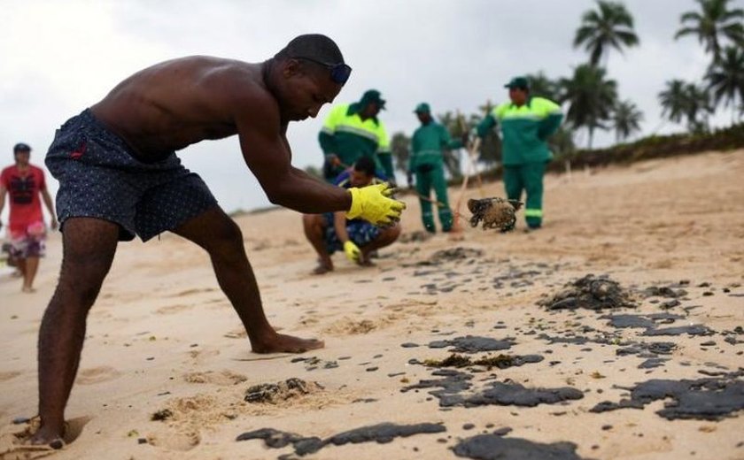 Limpeza de óleo em praias do Nordeste deixa voluntários doentes