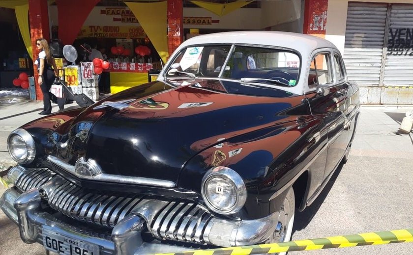 Calcadão do comércio tem exposição de carros antigos