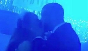 J-Lo e Drake são flagrados aos beijos em festa no estilo baile de formatura