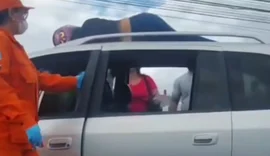 Motociclista é arremessado após colisão com carro em frente ao Hospital Metropolitano, em Maceió