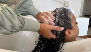 Plástica dos fios ganha espaço no verão como aliada contra danos do sol, sal e cloro