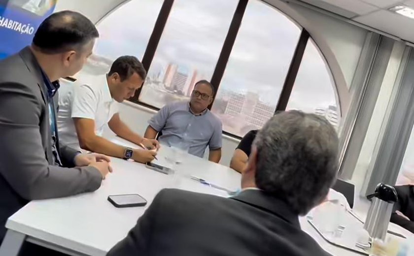 Prefeito busca apoio na Caixa durante reunião com comerciantes atingidos pela enchente de 2010