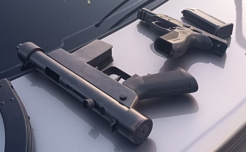 Homem é preso com documento falso de porte de arma ao tentar vender submetralhadora em Maceió