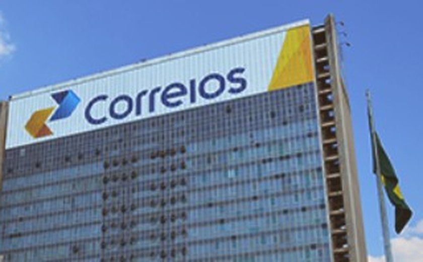 No chão: Carteiro flagrado de chinelos retrata momento dos Correios