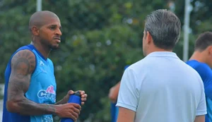 CSA treina e contrata mais um atacante