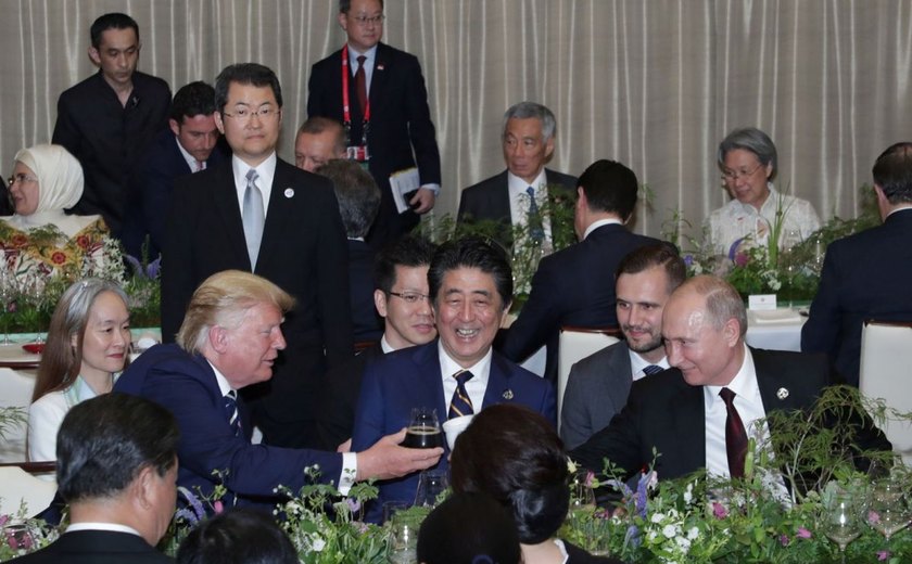 Vladimir Putin leva sua própria caneca para a cúpula do G20 e dá margem a boatos