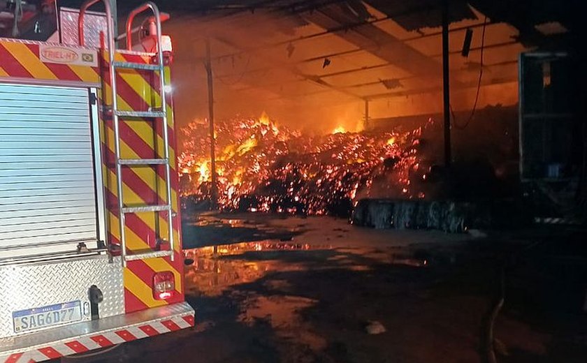 Incêndio destrói galpão que armazenava fibra de coco em Roteiro