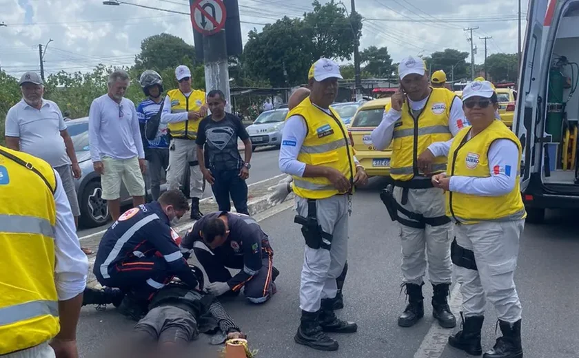 Motociclista fica com fratura exposta no membro inferior após colisão com carro em Maceió