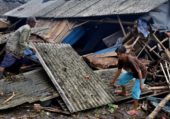 Sobe para 373 número de mortos após tsunami na Indonésia