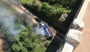 Ônibus com placa de Alagoas cai de viaduto na BR-381 no interior de Minas Gerais