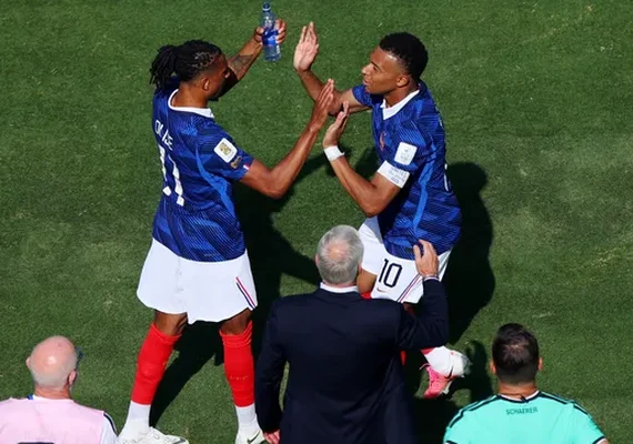 Mbappé faz história, França deslancha no segundo tempo e vence Senegal na estreia