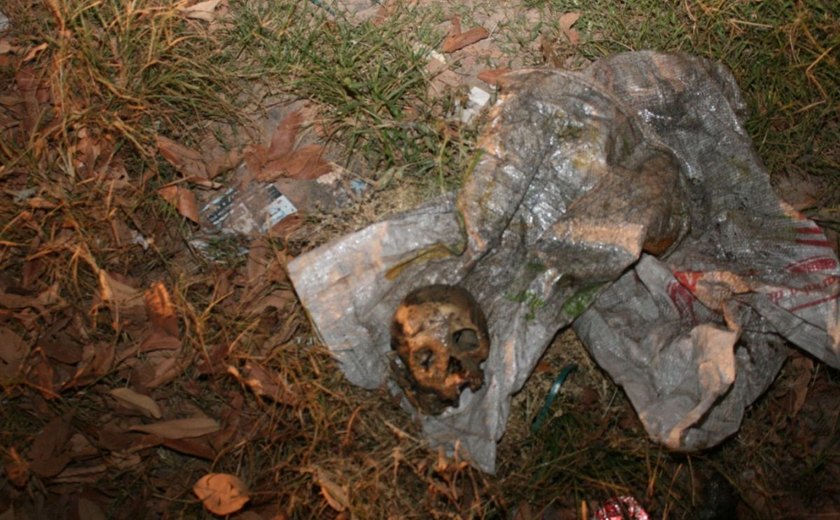 Guarnição do 5º BPM encontra restos mortais em uma valeta no Benedito Bentes