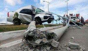 Motorista perde controle da direção e derruba poste em avenida